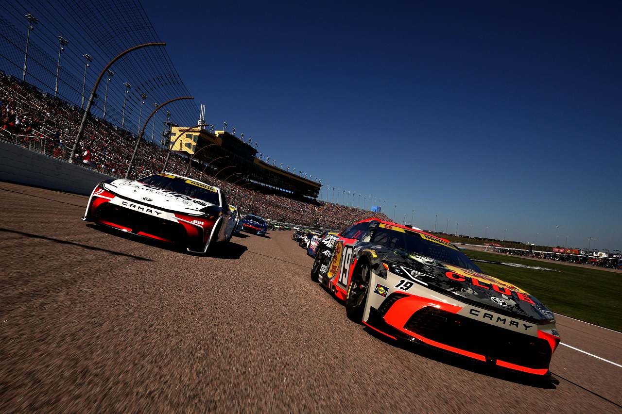 トヨタ・カムリXSE艦隊は2度の延長戦に散る。大逆転のエリオットが第3ラウンド進出へ／NASCAR第31戦