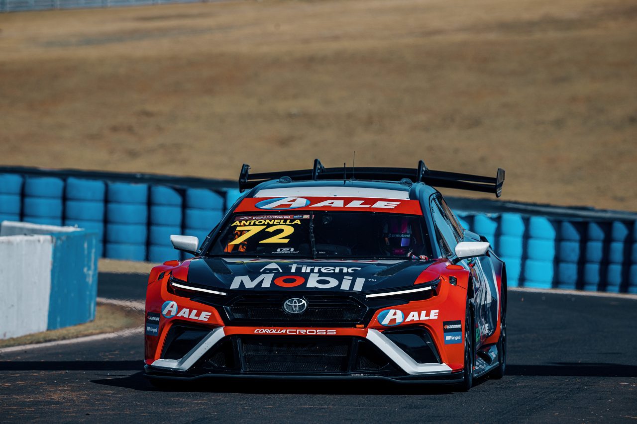 バリチェロ代役で19歳の女性注目株がデビュー。ミツビシ、シボレー勝利でJPも表彰台に／SCB第7戦