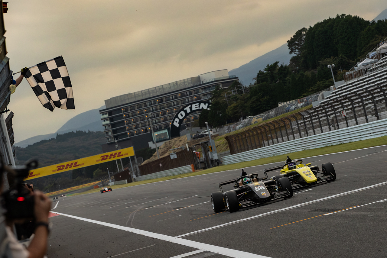 卜部和久（B-MAX RACING F111）、鈴木斗輝哉（マツモトキヨシ TOM’S TGR-DC FR）