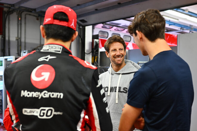 オコンとベアマンに必要な“正反対のアプローチ”／願いが叶ったグロージャンのF1走行【F1チームの戦い方：小松礼雄コラム第11回】