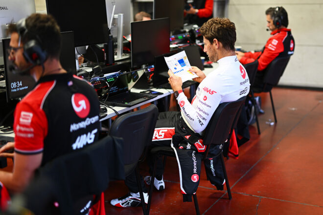 オコンとベアマンに必要な“正反対のアプローチ”／願いが叶ったグロージャンのF1走行【F1チームの戦い方：小松礼雄コラム第11回】