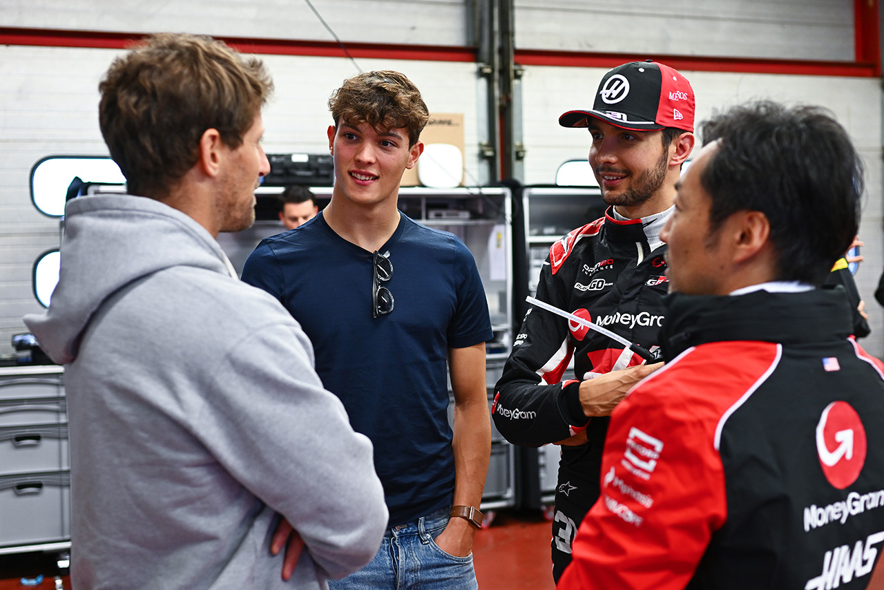 オコンとベアマンに必要な“正反対のアプローチ”／願いが叶ったグロージャンのF1走行【F1チームの戦い方：小松礼雄コラム第11回】