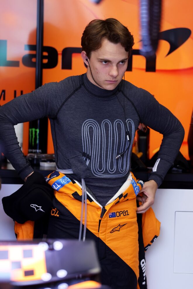 クーリングシステムを着用するオスカー・ピアストリ(マクラーレン)