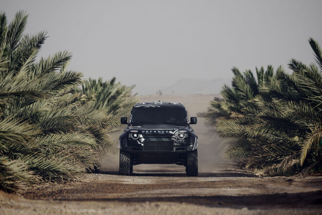 ディフェンダー、ダカールラリー参戦に向け『DAKAR D7X-R』がサハラ砂漠でテスト。JLRマネージング・ディレクターも決定