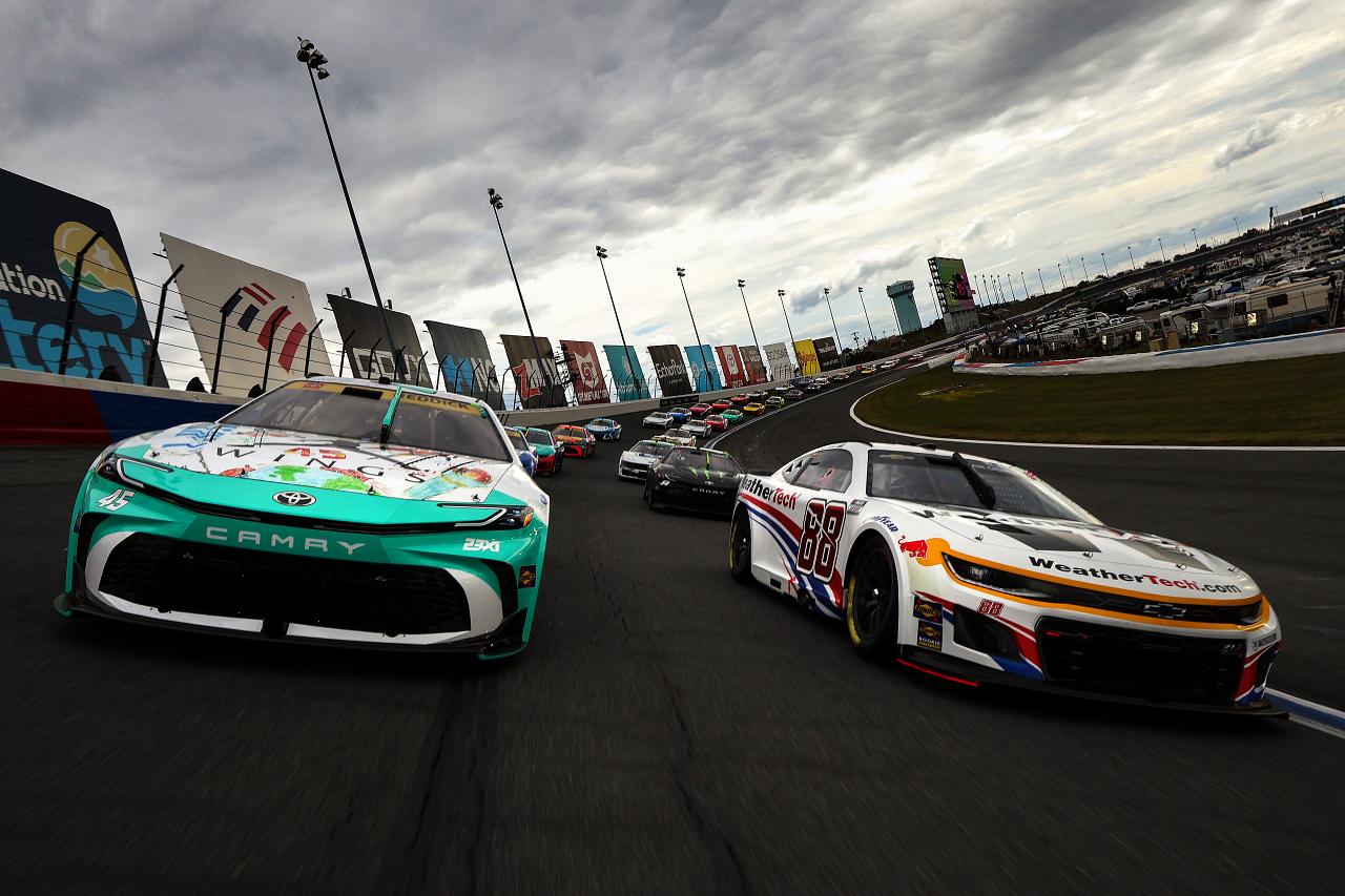 ローバル制覇のSVGが破竹のロード5連勝。ハムリンvsチャスティンは犬猿の巡り合わせに／NASCAR第32戦