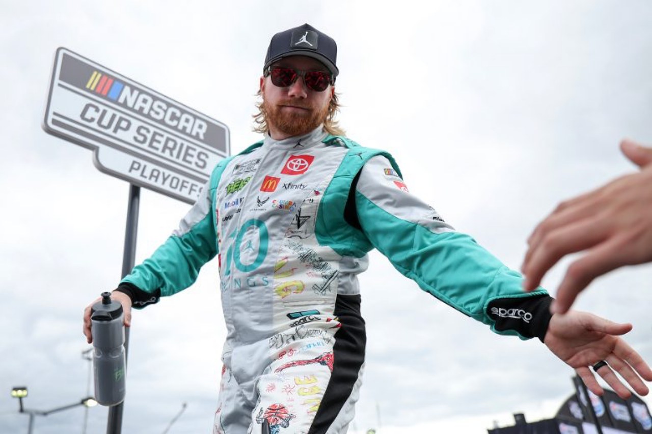 ローバル制覇のSVGが破竹のロード5連勝。ハムリンvsチャスティンは犬猿の巡り合わせに／NASCAR第32戦