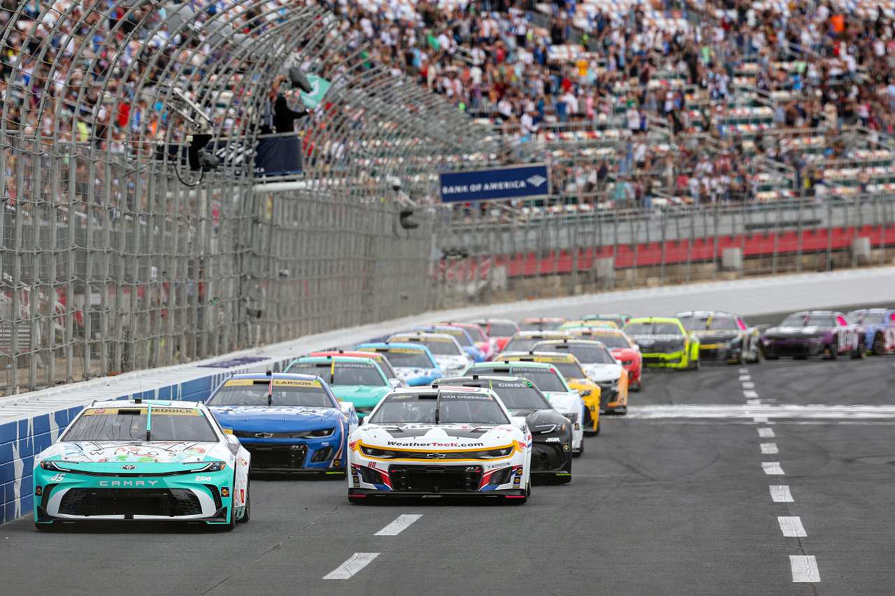 ローバル制覇のSVGが破竹のロード5連勝。ハムリンvsチャスティンは犬猿の巡り合わせに／NASCAR第32戦