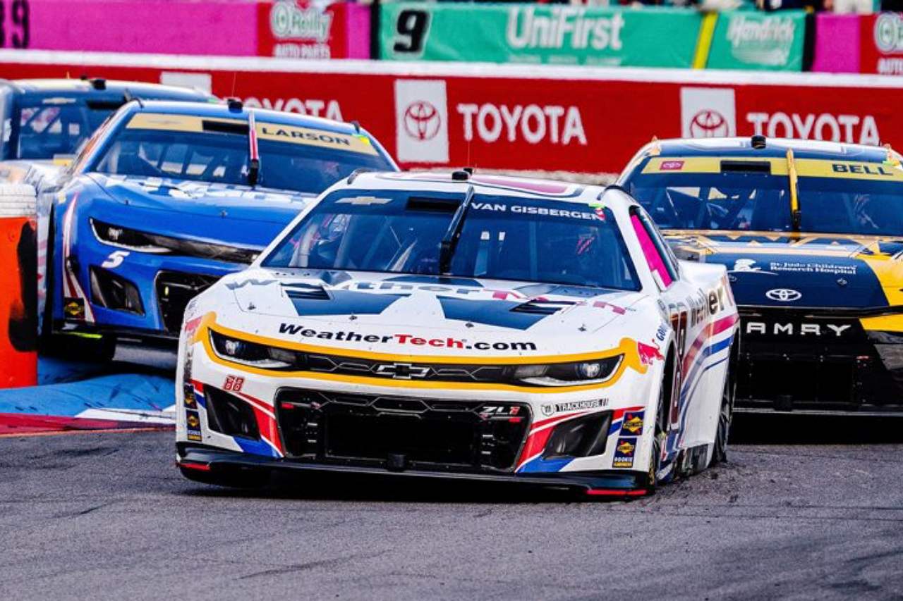 ローバル制覇のSVGが破竹のロード5連勝。ハムリンvsチャスティンは犬猿の巡り合わせに／NASCAR第32戦