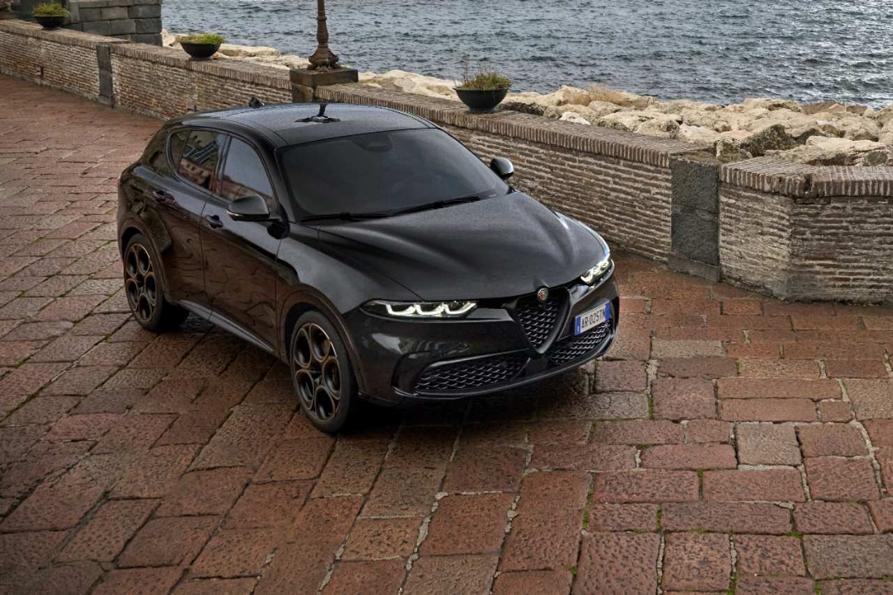 アルファロメオ、人気ミドルSUV『トナーレ』に欧州で人気の“INTENSA”シリーズを限定車として導入