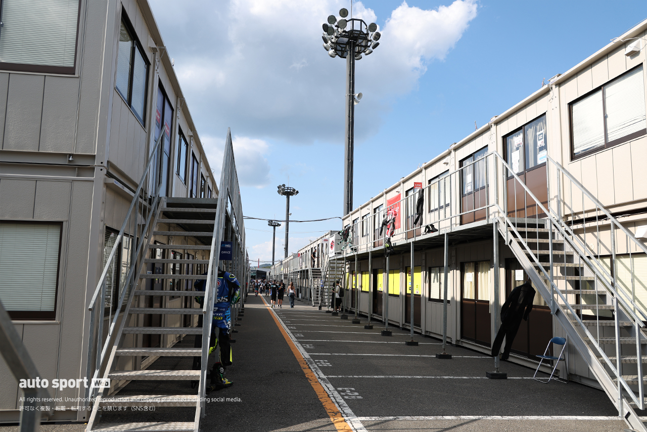 パドック内に設置された控室のプレハブ小屋／2025MotoGP第17戦日本GP