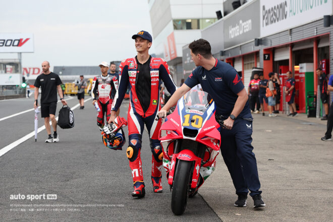 撮影に向かうルカ・マリーニ（ホンダHRCカストロール）／2025MotoGP第17戦日本GP