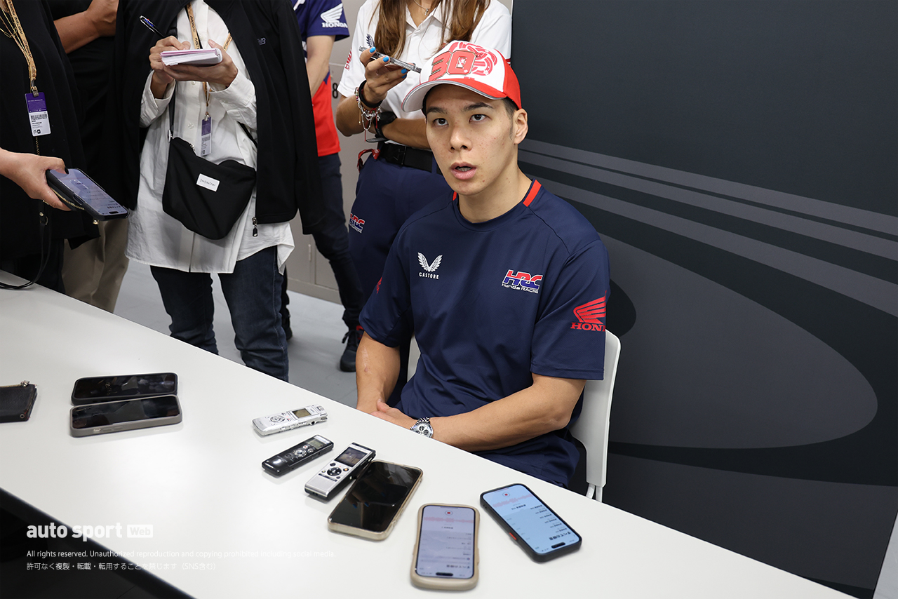 囲み取材に応じる中上貴晶（ホンダHRCテスト・チーム）／2025MotoGP第17戦日本GP