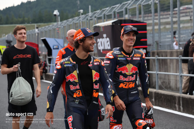 撮影に向かうエネア・バスティアニーニとマーベリック・ビニャーレス（レッドブルKTMテック3）／2025MotoGP第17戦日本GP