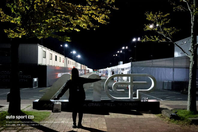 帰る際にMotoGPモニュメントの前で撮影／2025MotoGP第17戦日本GP