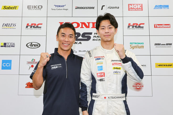 佐藤琢磨HRSプリンシパルと2025年度HRS首席スカラシップを獲得した土橋皇太