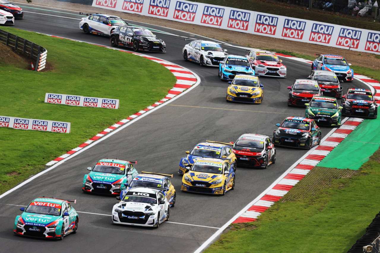 イングラムが自身2度目の戴冠。トヨタ・カローラのクックも激動の1年を勝利で締める／BTCC最終戦