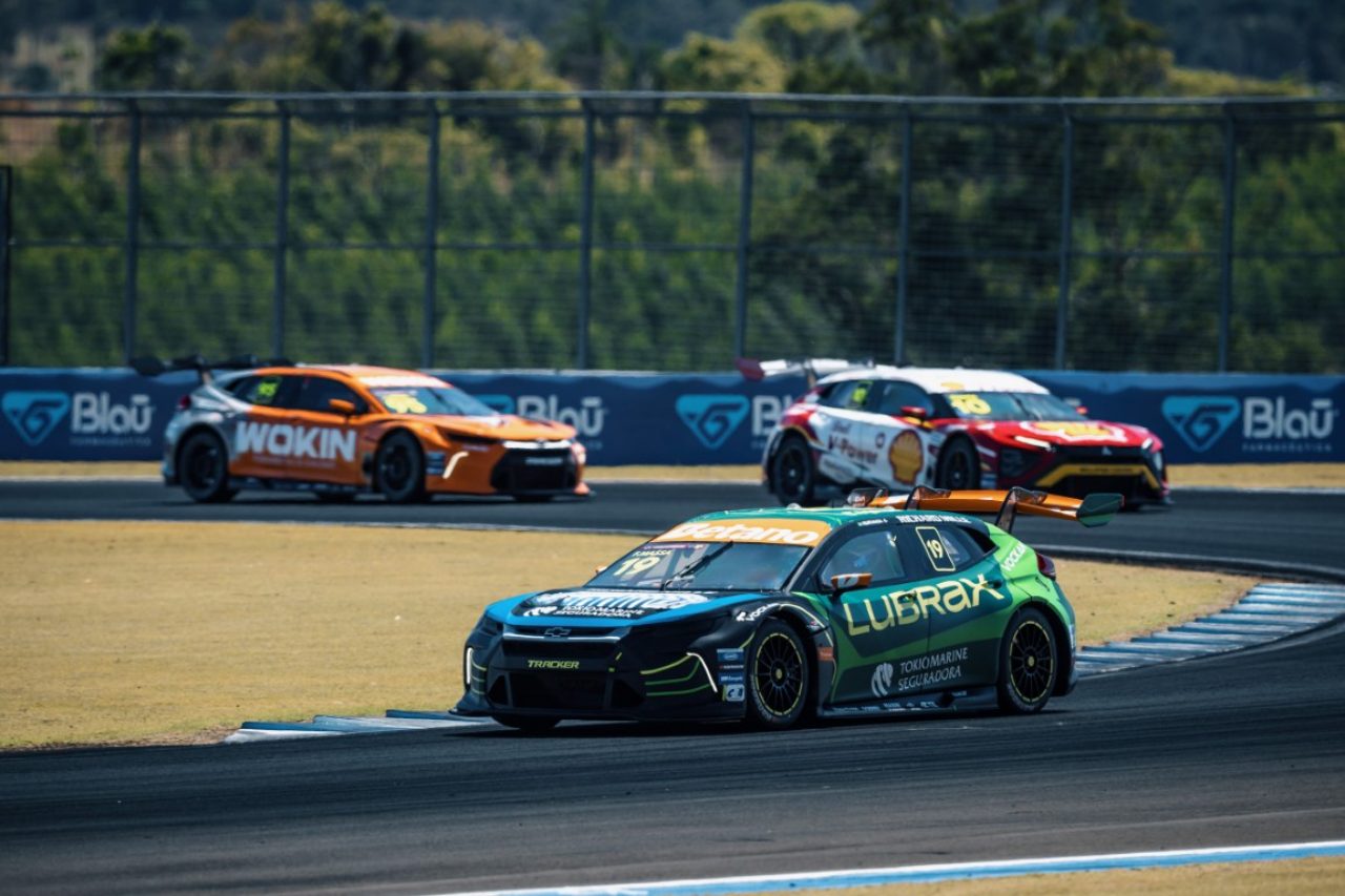 同地2週連続開催で“伏兵”ラファエル鈴木が躍進も、まさかの日曜メインレース失格処分に／ストックカー・ブラジル第8戦