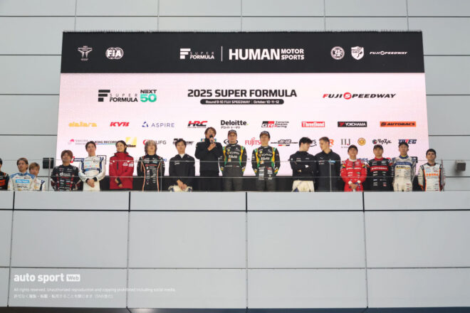近藤真彦会長と全選手が登壇。雨のなか最後まで残ったファンに感謝示す「スーパーフォーミュラはますます頑張っていきます」