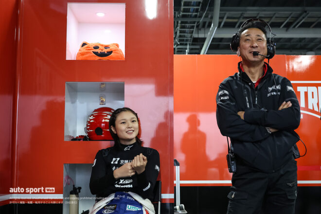 Jujuと野田英樹監督（HAZAMA ANDO Triple Tree Racing）