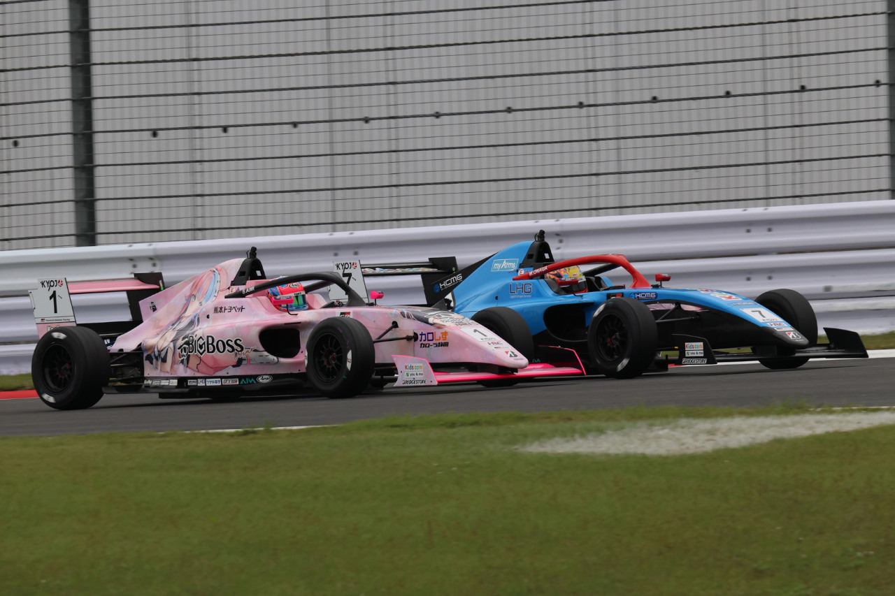 2025年KYOJO CUP第4戦　斎藤愛未（BigBoss W TOM’S KYOJO with AIWIN KC-MG01）と翁長実希（Kids com KDDP KC-MG01）