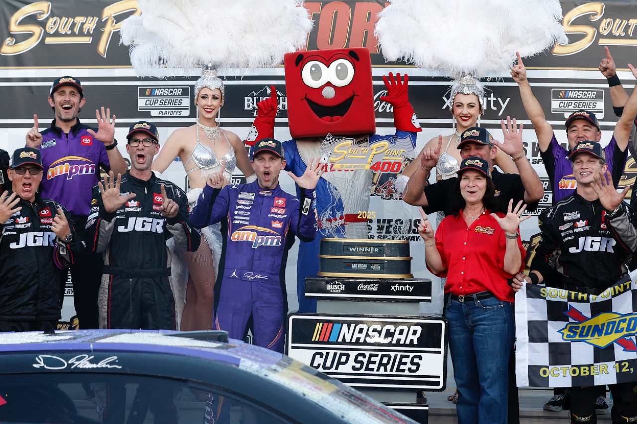 シリーズ年間最多勝記録更新。デニー・ハムリンが節目を祝う感涙の通算60勝をマーク／NASCAR第33戦