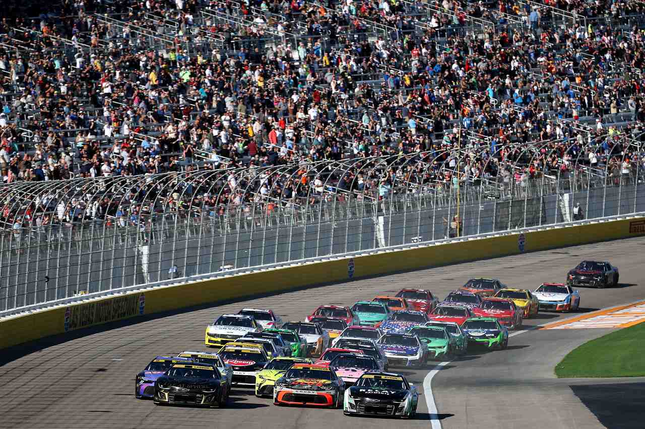 シリーズ年間最多勝記録更新。デニー・ハムリンが節目を祝う感涙の通算60勝をマーク／NASCAR第33戦