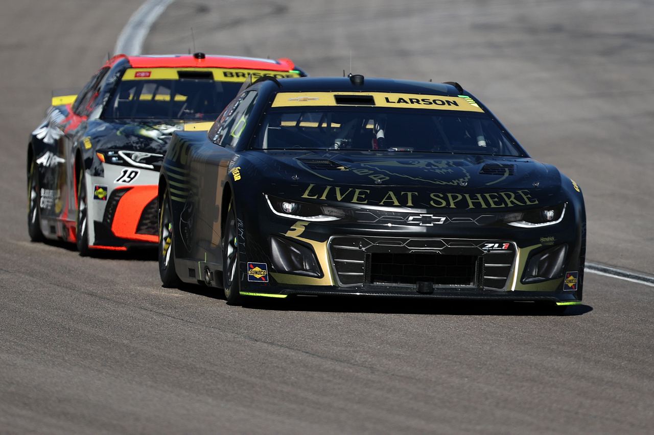 シリーズ年間最多勝記録更新。デニー・ハムリンが節目を祝う感涙の通算60勝をマーク／NASCAR第33戦