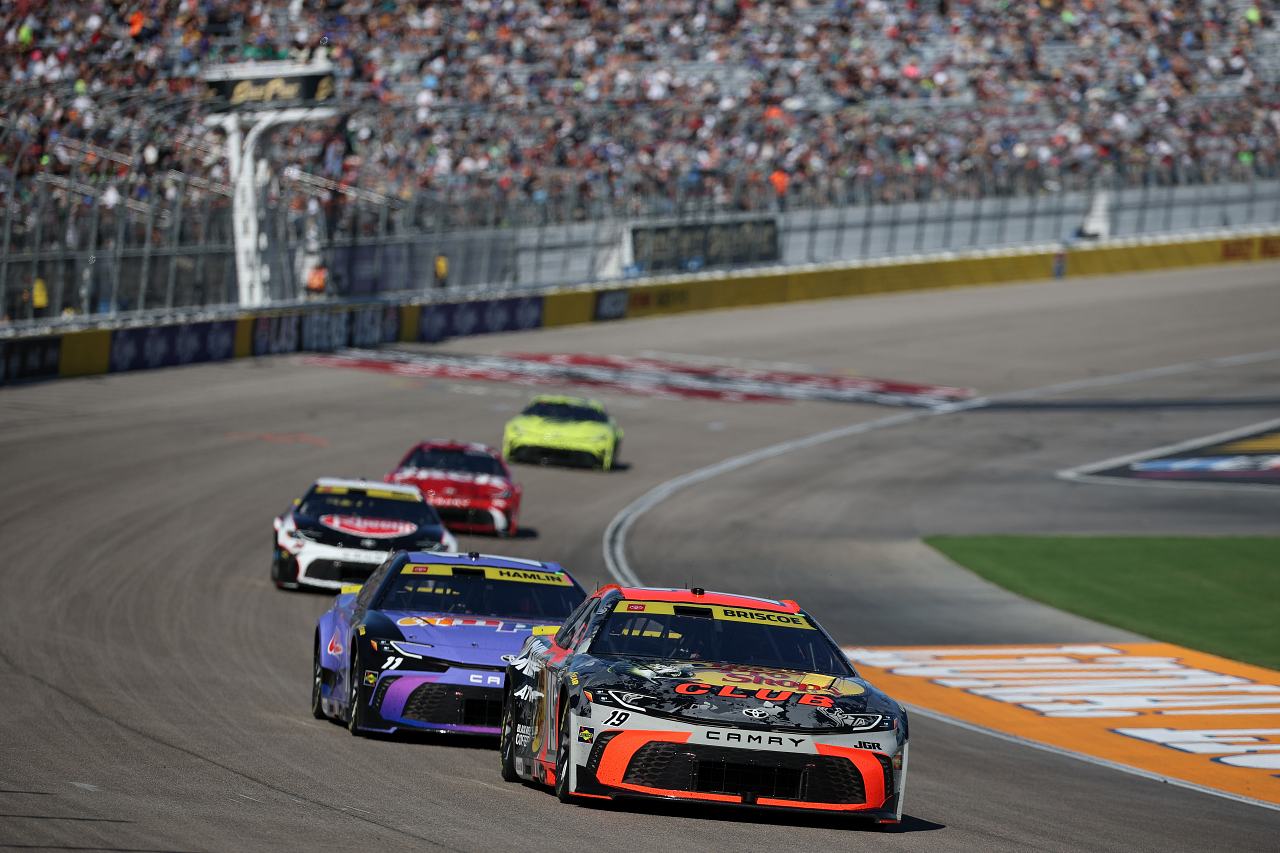 シリーズ年間最多勝記録更新。デニー・ハムリンが節目を祝う感涙の通算60勝をマーク／NASCAR第33戦