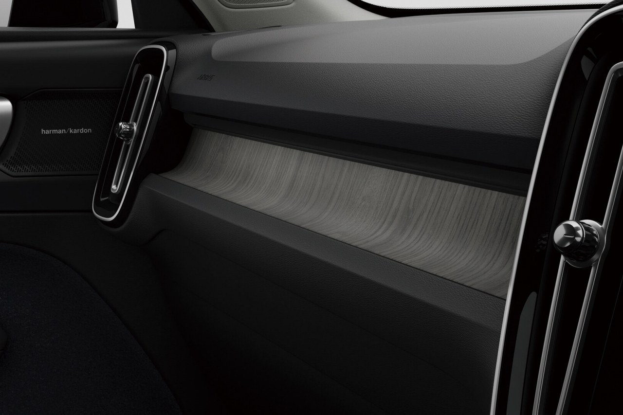 ボルボ、人気SUV『XC90／XC60』に特別な装いのモデルを設定。電動『EX40』には最終特別仕様車も