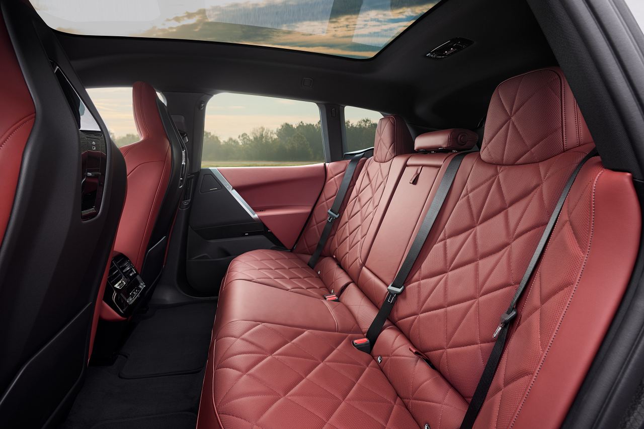 BMW、新型『iX』導入。歴代最高の最大トルク1015Nmと最長航続723kmを誇る次世代電動SAVに