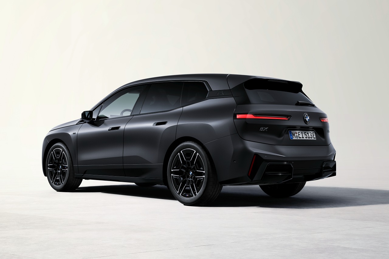 BMW、新型『iX』導入。歴代最高の最大トルク1015Nmと最長航続723kmを誇る次世代電動SAVに