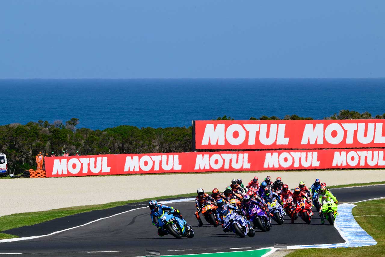 鳥に衝突もベゼッチがスプリントを制す。好調ラウル・フェルナンデスが2位／MotoGP第19戦オーストラリアGP