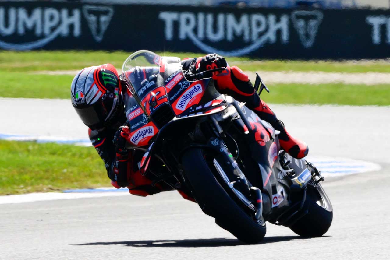 カモメと一緒に勝利のベゼッチ、フィニッシュ後に「もう1個のウイングを見つけた」／MotoGP第19戦オーストラリアGP スプリント