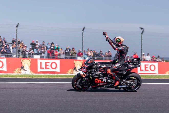 カモメと一緒に勝利のベゼッチ、フィニッシュ後に「もう1個のウイングを見つけた」／MotoGP第19戦オーストラリアGP スプリント