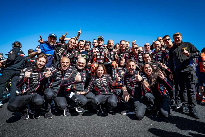 カモメと一緒に勝利のベゼッチ、フィニッシュ後に「もう1個のウイングを見つけた」／MotoGP第19戦オーストラリアGP スプリント