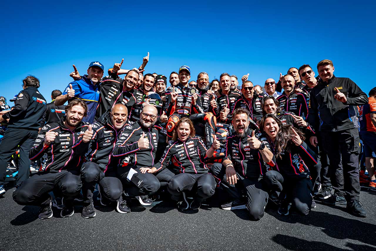 カモメと一緒に勝利のベゼッチ、フィニッシュ後に「もう1個のウイングを見つけた」／MotoGP第19戦オーストラリアGP スプリント