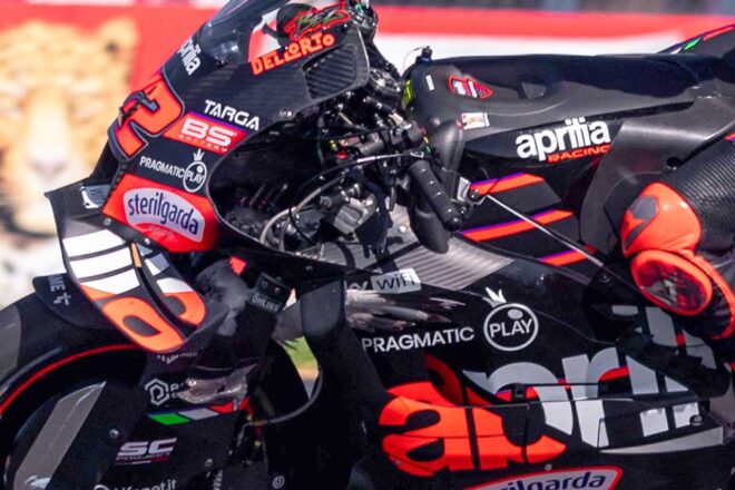 カモメと一緒に勝利のベゼッチ、フィニッシュ後に「もう1個のウイングを見つけた」／MotoGP第19戦オーストラリアGP スプリント