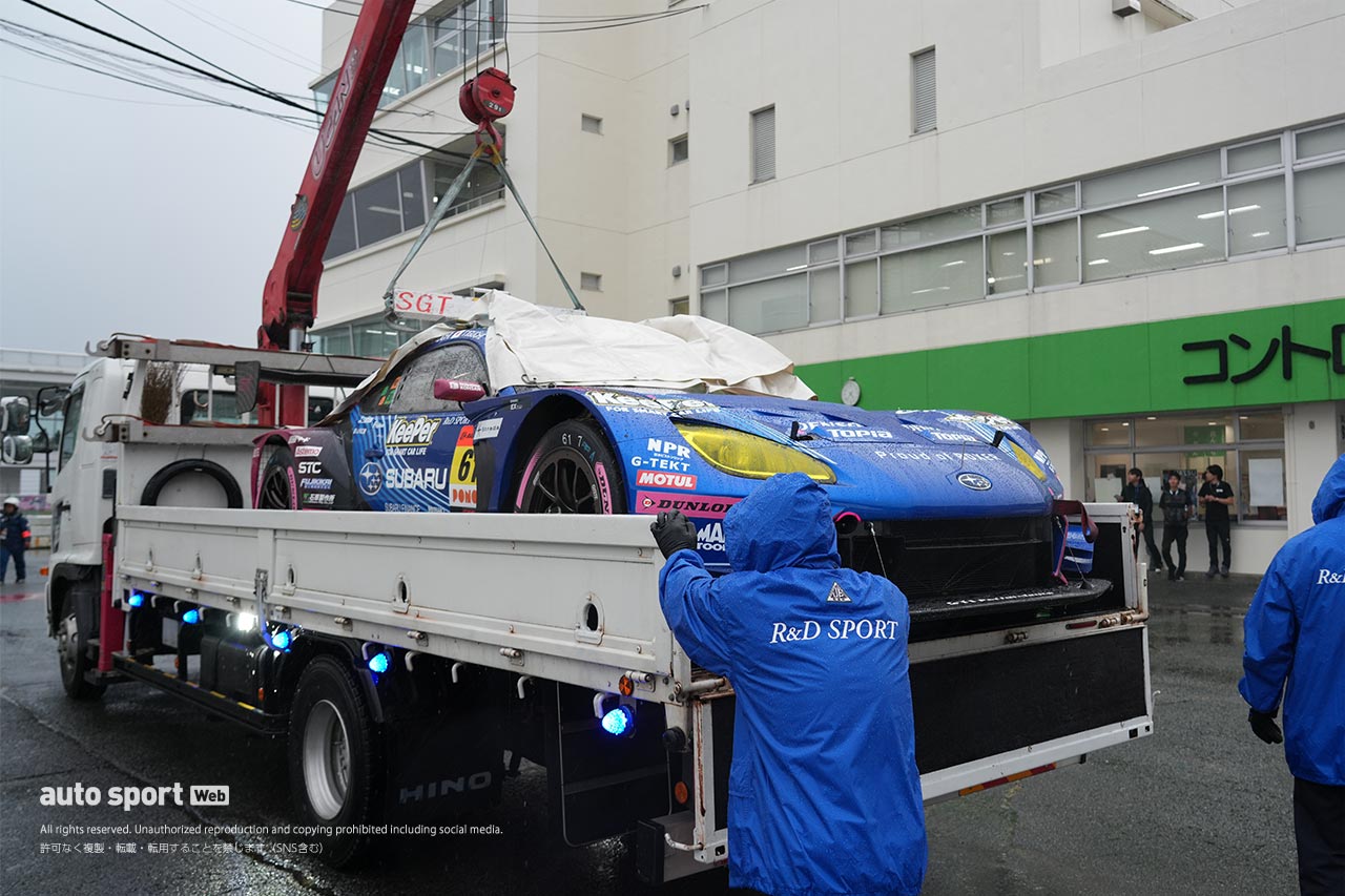 スーパーGT第7戦オートポリスの公式予選でアクシデントに見舞われたGT300の2台の状況は。BRZは決勝での出走を目指す