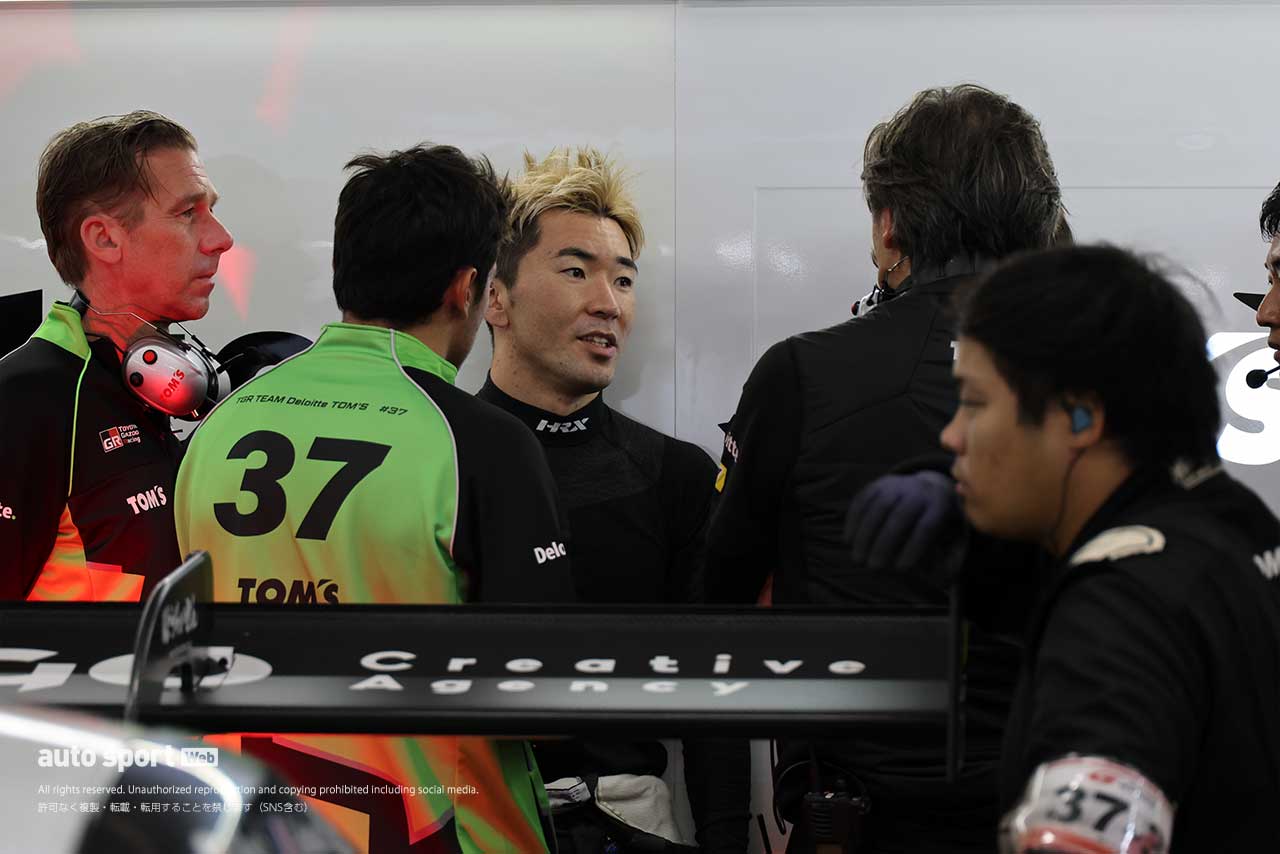 予選後、38号車の石浦宏明が37号車の笹原右京のピットへ向かい、その後、チーム関係者と話す笹原右京