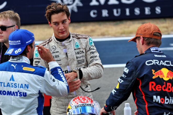 スプリントで2位のジョージ・ラッセル（メルセデス）、ウイナーのマックス・フェルスタッペン（レッドブル）、3位カルロス・サインツ（ウイリアムズ）