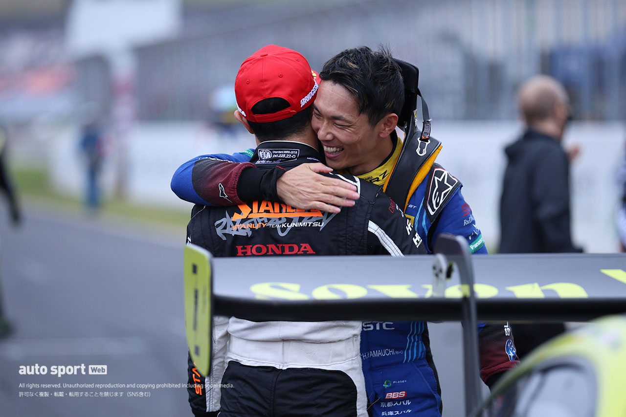 山本尚貴の優勝を祝福する山内英輝　2025スーパーGT第7戦オートポリス