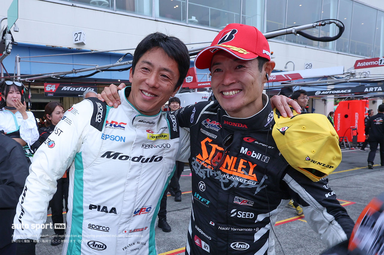 お互いの表彰台を喜ぶ伊沢拓也と山本尚貴