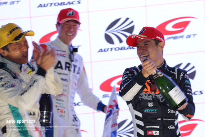 伊沢拓也にシャンパンを浴びせて笑顔をみせる山本尚貴