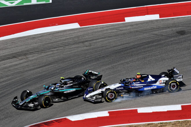 アンドレア・キミ・アントネッリ（メルセデス）に追突するカルロス・サインツ（ウイリアムズ）