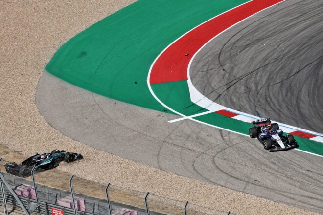 カルロス・サインツ（ウイリアムズ）がアンドレア・キミ・アントネッリ（メルセデス）にヒット