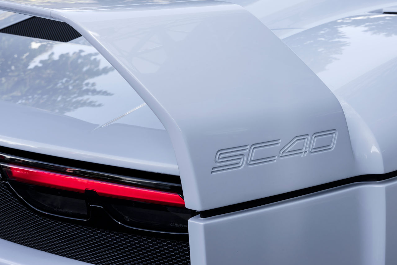 フェラーリの新型ワンオフモデル『SC40』、名車のオマージュデザインと専用カラーをまとって登場