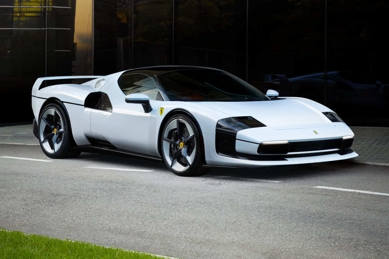 フェラーリの新型ワンオフモデル『SC40』、名車のオマージュデザインと専用カラーをまとって登場