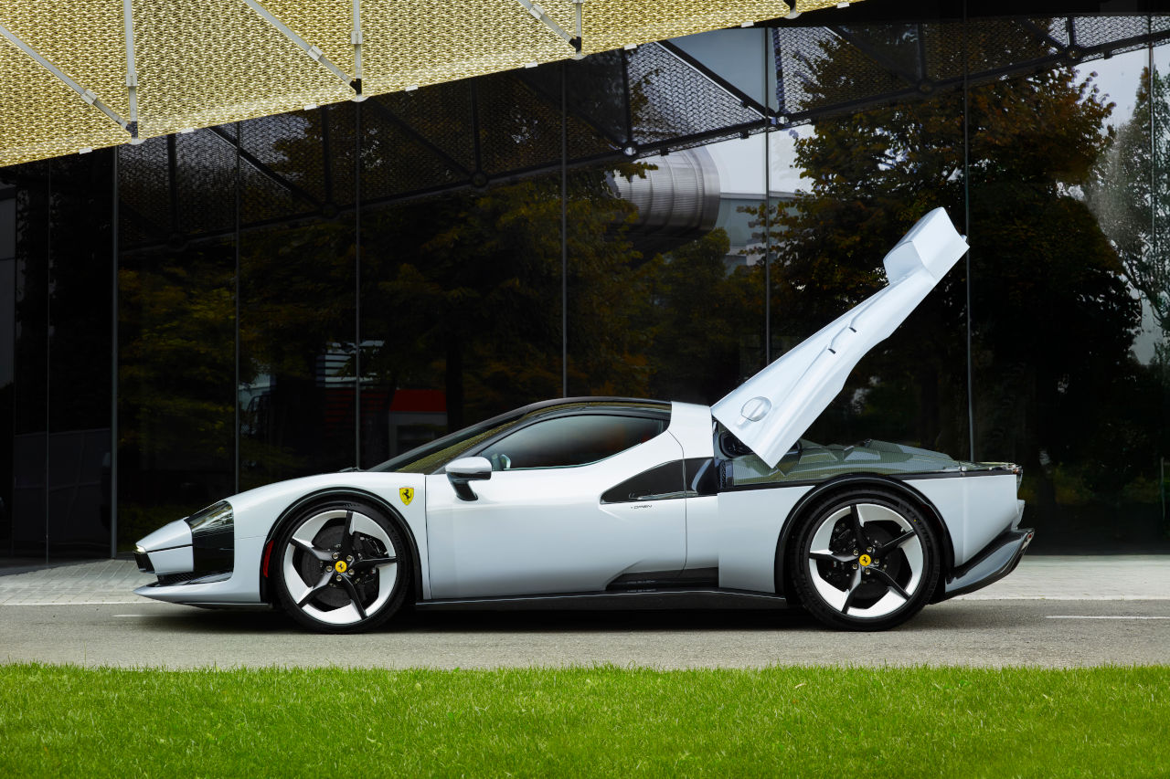 フェラーリの新型ワンオフモデル『SC40』、名車のオマージュデザインと専用カラーをまとって登場