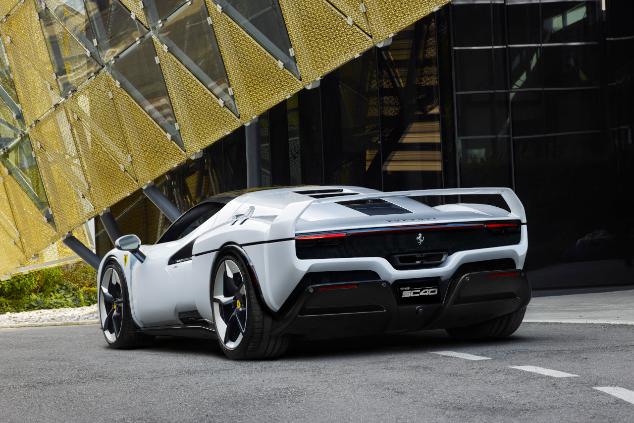 フェラーリの新型ワンオフモデル『SC40』、名車のオマージュデザインと専用カラーをまとって登場