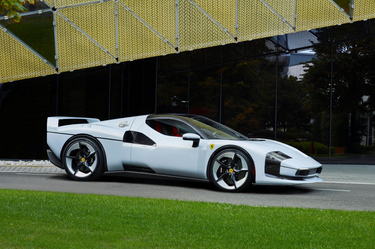 フェラーリの新型ワンオフモデル『SC40』、名車のオマージュデザインと専用カラーをまとって登場